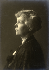 104153 Portret van Ina Boudier-Bakker, geboren 1875, romanschrijfster, echtgenote van H.A.J. Boudier, overleden 1966. ...